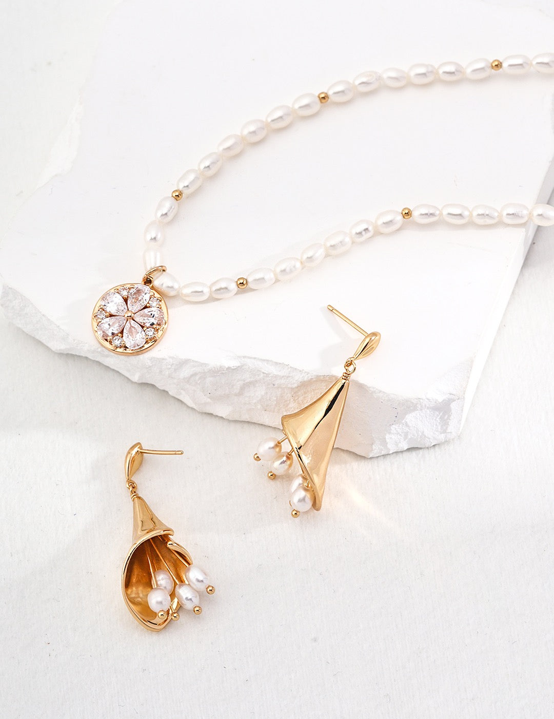 Luxury sterling silver natural pearl zircon flower pendant necklace