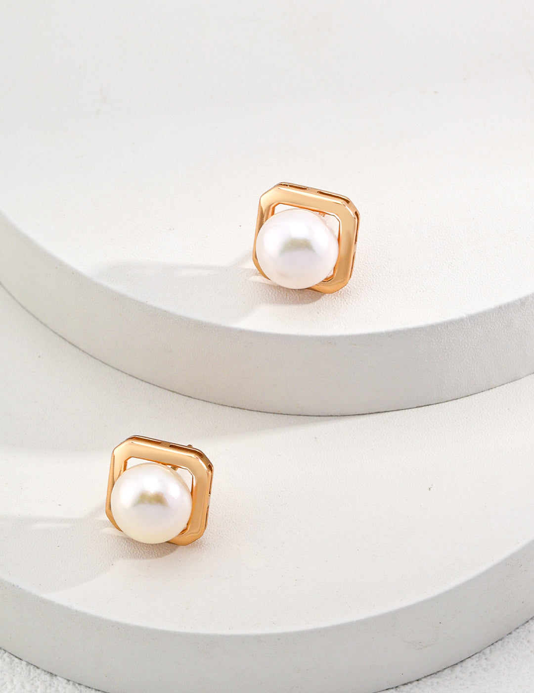 Simple geometric pearl earrings