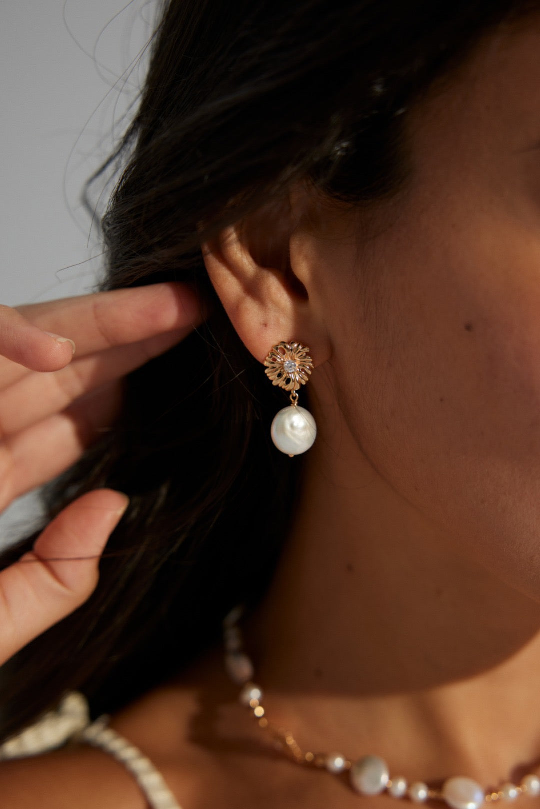 Sterling silver natural pearl retro daisy earrings