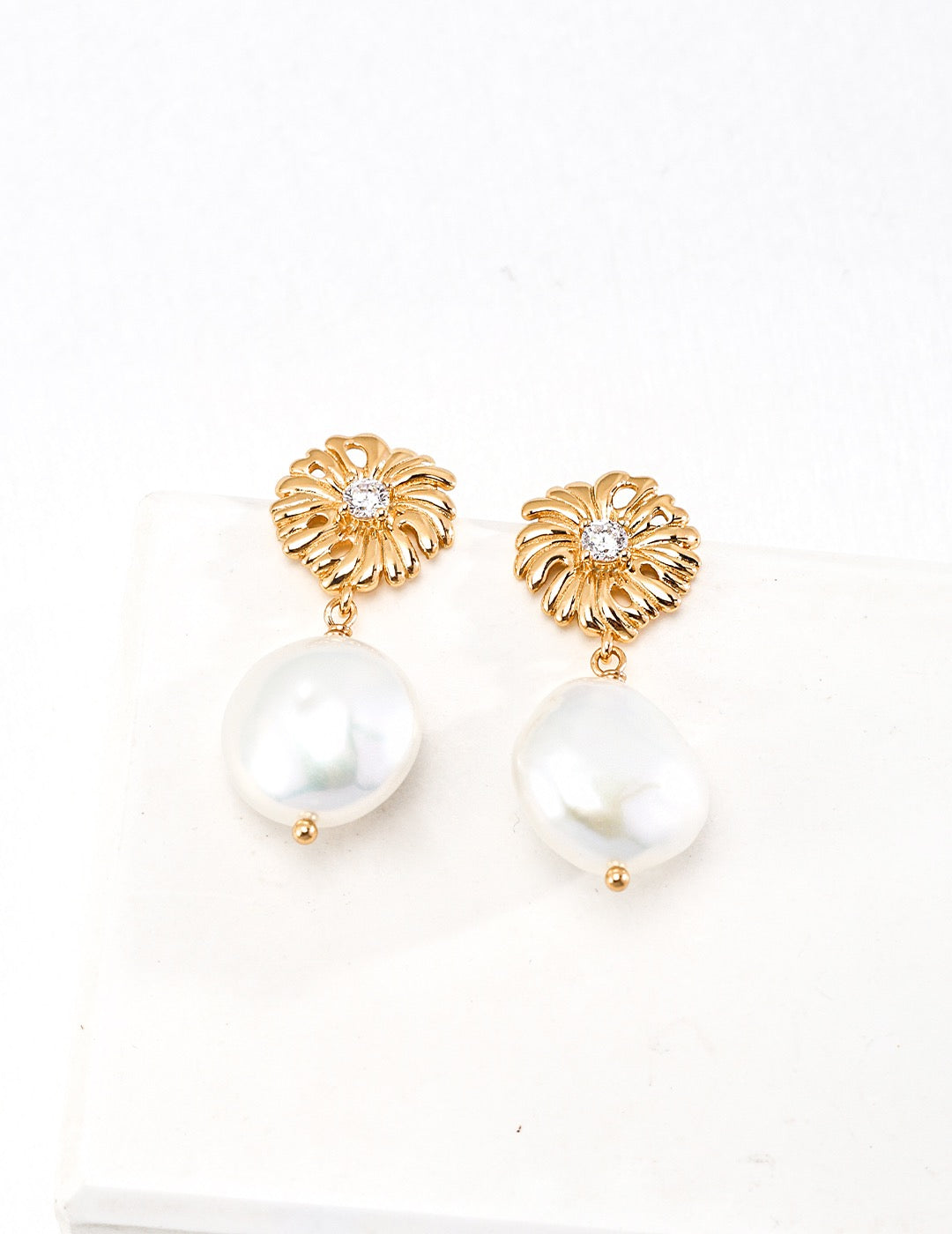 Sterling silver natural pearl retro daisy earrings