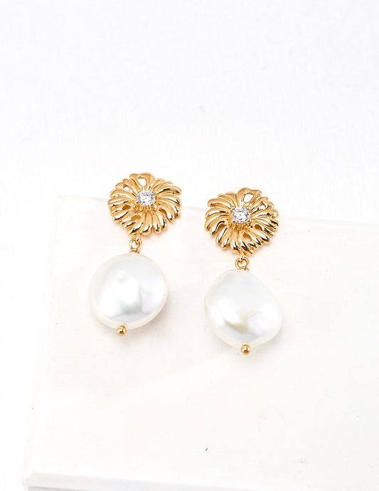 Sterling silver natural pearl retro daisy earrings